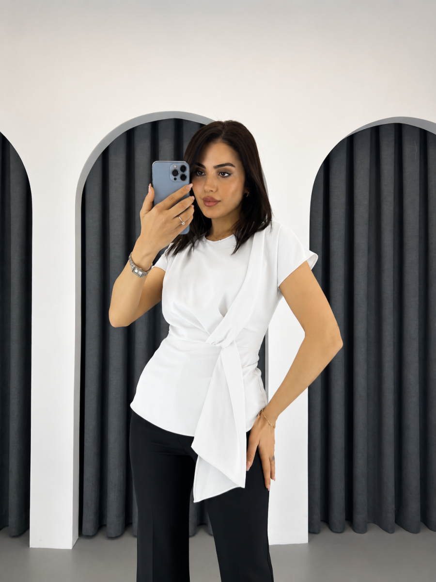 بلوزة نسائية أنيقة بأكمام قصيرة مع تفصيلة ربطة أمامية جانبية - صورة 3
